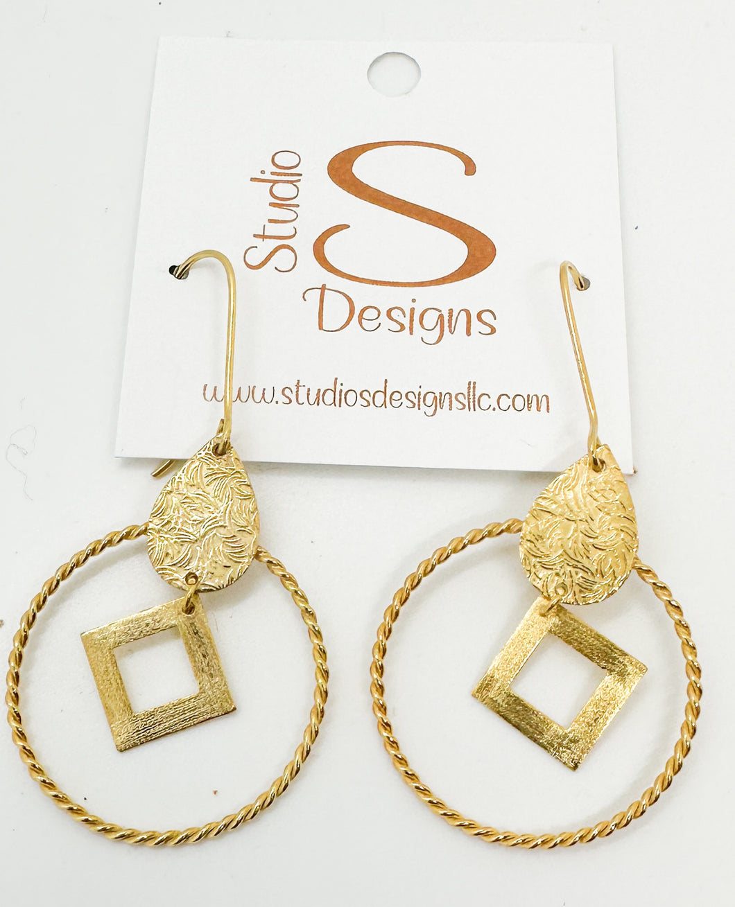 EARRING-GOLD PLATED BRASS DROP EARRINGS WITH SQUARE